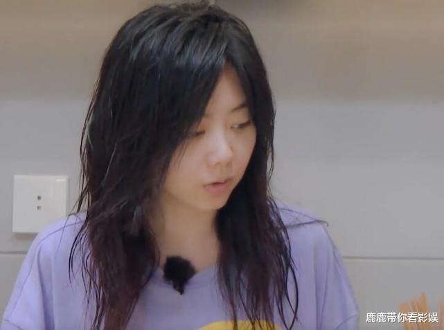 郑爽:谭松韵早起,没化妆就下楼做饭,而有谁注意郑爽?果然女神都是精致的