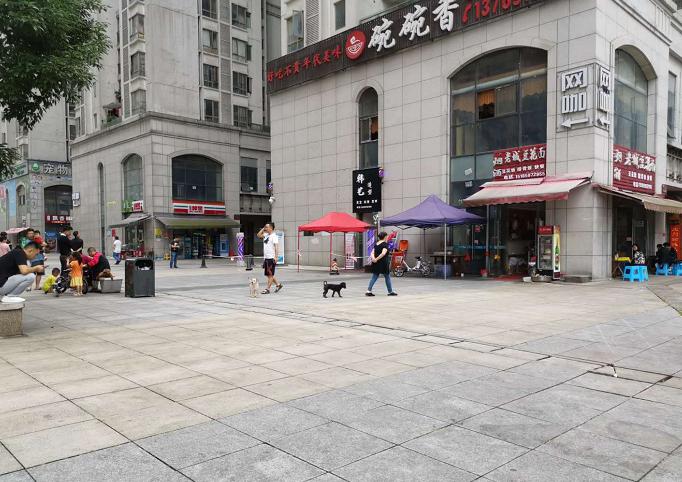 『王静』贵阳一小区连续三天有人高空扔下酒瓶,是结婚喜酒还印有新人名字