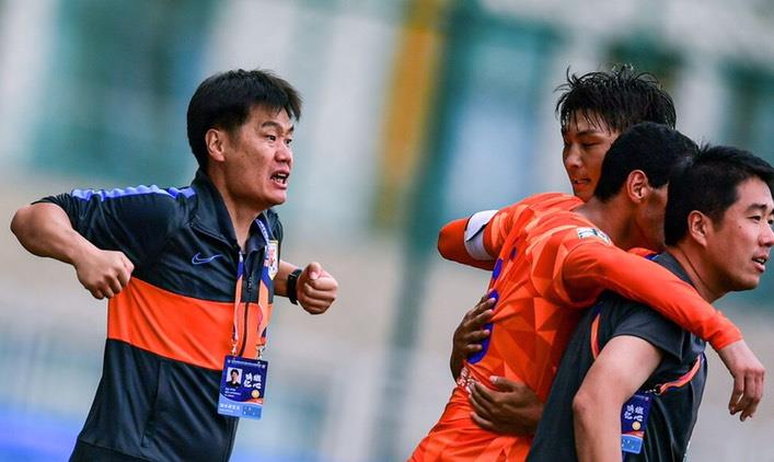 中超|李霄鹏哪来的自信?看看替补席就知道了,这才是中超豪门!