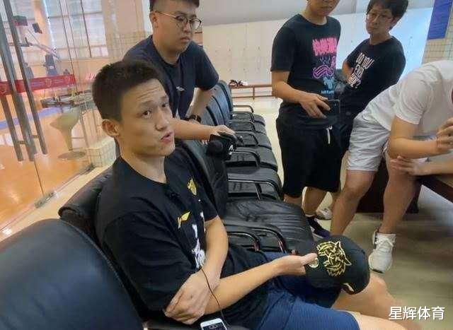 易建联|宏远消息！阿联术后首次亮相 周鹏遗憾没拿FMVP 徐杰女友身材高挑