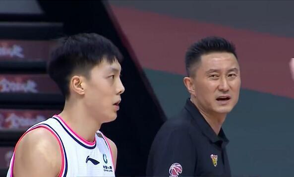 易建联|鼓掌+竖大拇指！裁判为啥吹胡明轩而不吹易建联呢？以下2种可能