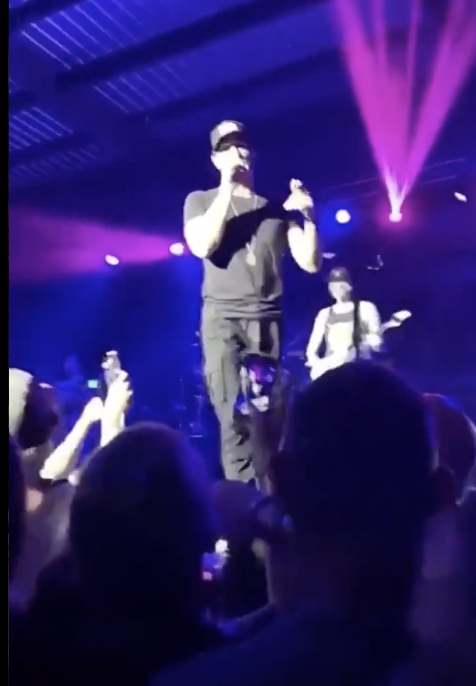 『演唱会』美国确诊再创新高!一位乡村歌手搞千人演唱会,还写歌蔑视新冠病毒