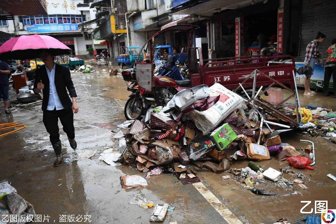 乙图|洪水退去后歙县居民自救，看到祖传族谱和字画被泡，老人哭了