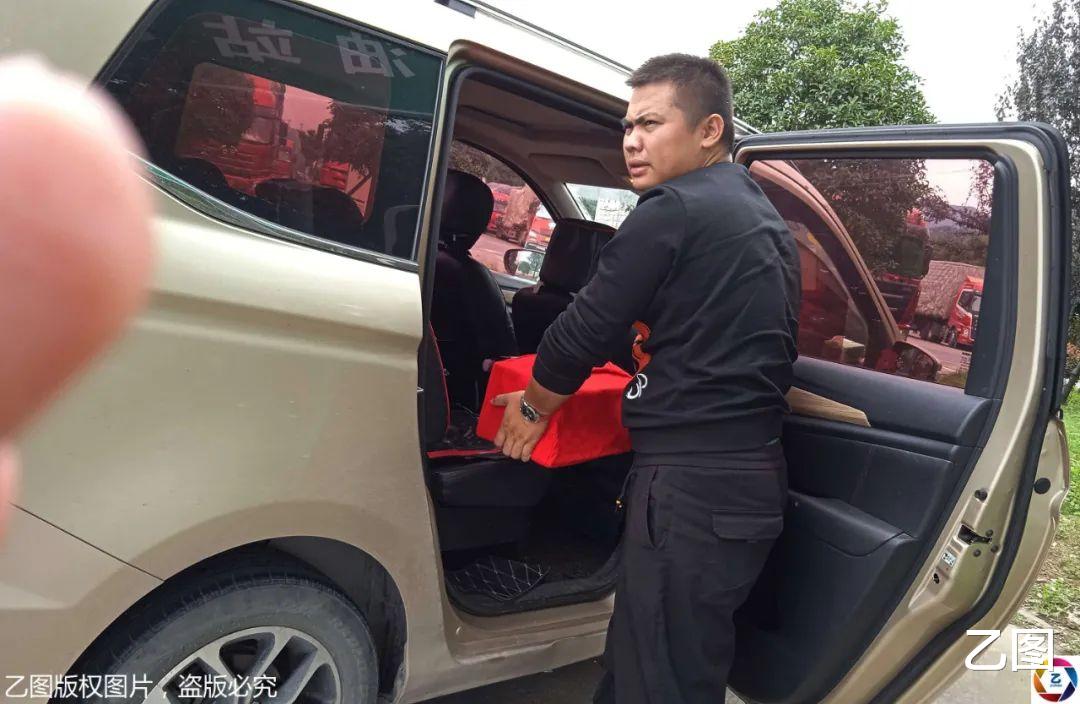 大v|大货车司机带儿子骨灰回家，称葬在爷爷奶奶身边，自己很放心