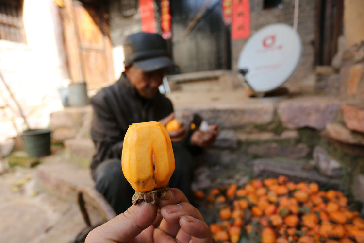 山东报道记|66岁老人一把屎一把尿将2养女养大，如今血独居百年老院成五保户