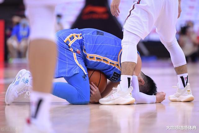 林书豪|林书豪正式离队！暂留青岛与易建联亲密接触，加盟广东CBA大结局