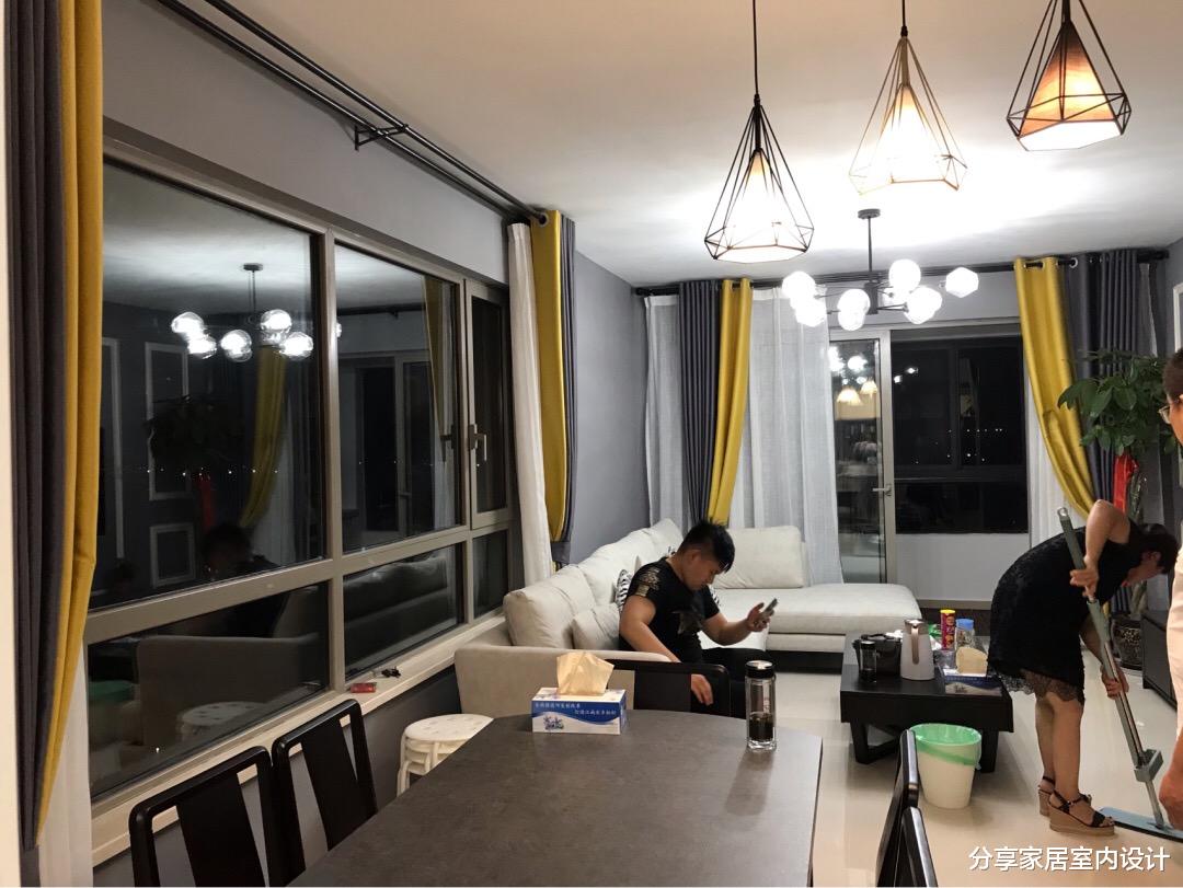 []夫妻俩装修的新房，不要吊顶，卧室定制了“飘窗”柜非常实用！