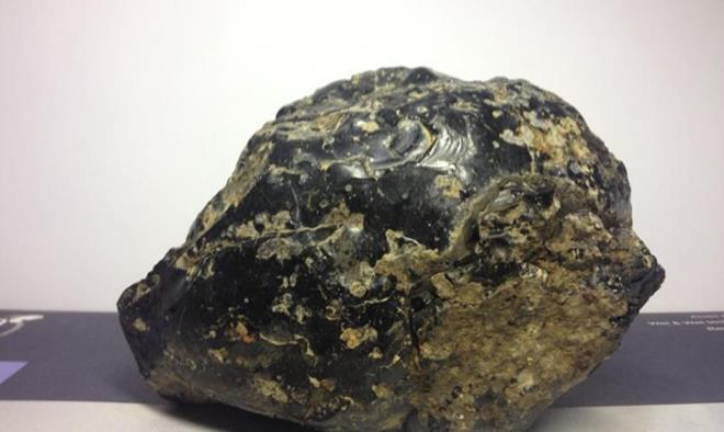 『陨石』俄罗斯博物馆的陨石，玻璃罩偷偷升起触发警报！试图“逃离”地球？