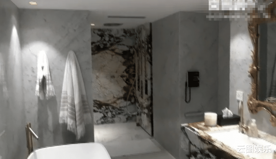 |关之琳罕见展示卧室,色调简单干净整洁,床边两条“锁链”太抢镜