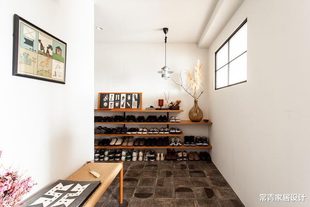 「」进门100双鞋挂墙,只打收纳架,日本夫妻100平家收纳控看了直呼爽