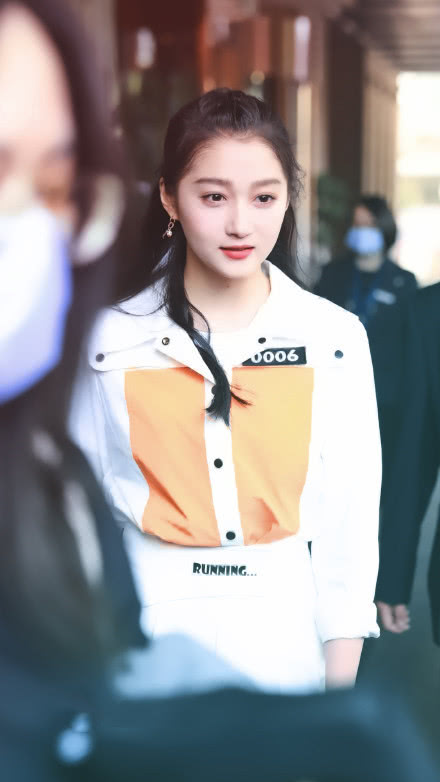 『关晓彤』关晓彤吃药视频被疯传，得知吃什么药后，网友：不敢相信