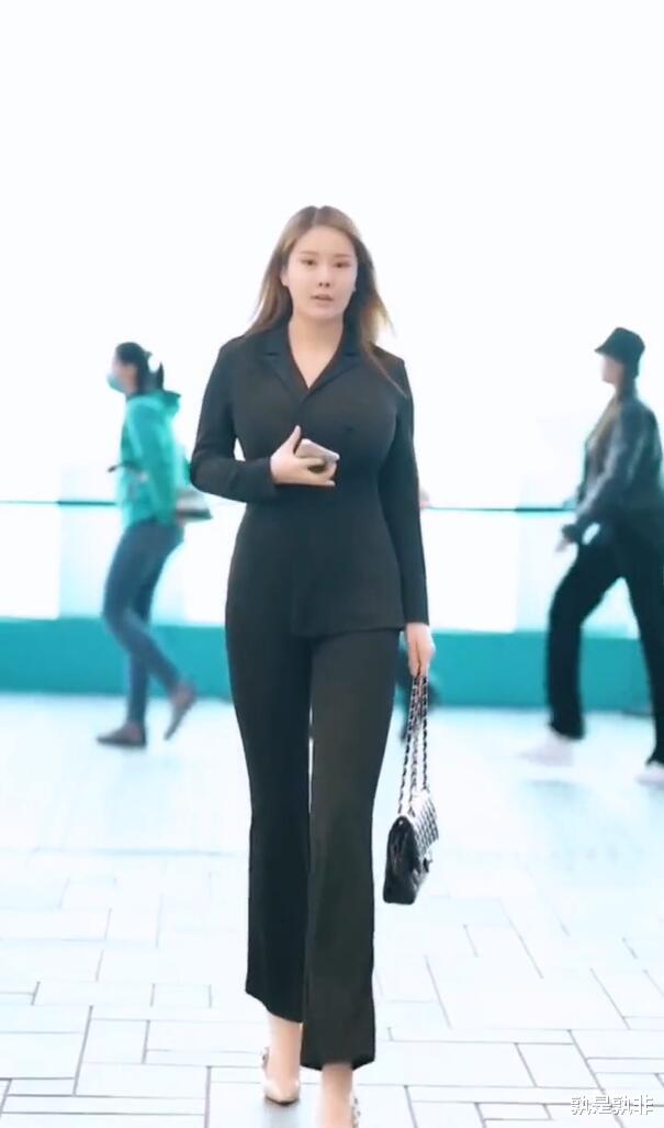 西装|另类的职场白领，一身连体西装，拼出了都市名媛气质