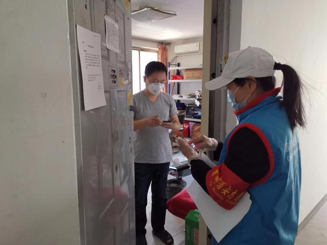 隔离：居家隔离的留学生突然发热，引发一场73小时的“云陪伴”