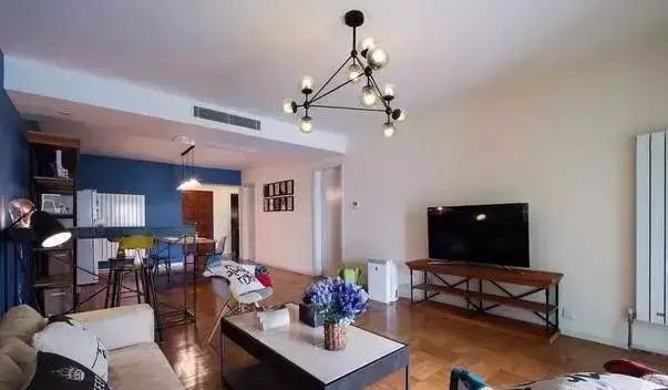 『』电视机挂墙上好还是放电视柜上？看完就别再纠结了，优劣一目了然