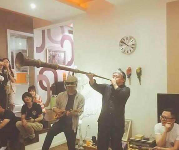 晒晒刘欢如今住的豪宅，餐厅跟会议厅一样大，容纳几十人都没问题