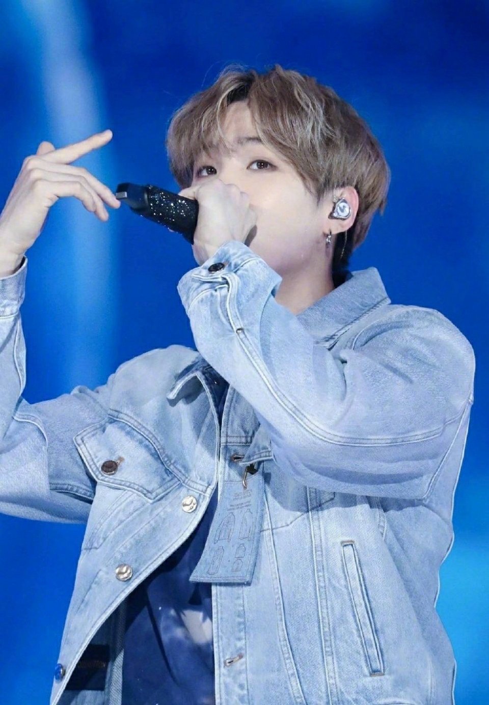 iu@IU李知恩将和BTS SUGA闵玧其合作新单曲，这是什么神仙啊！！！！