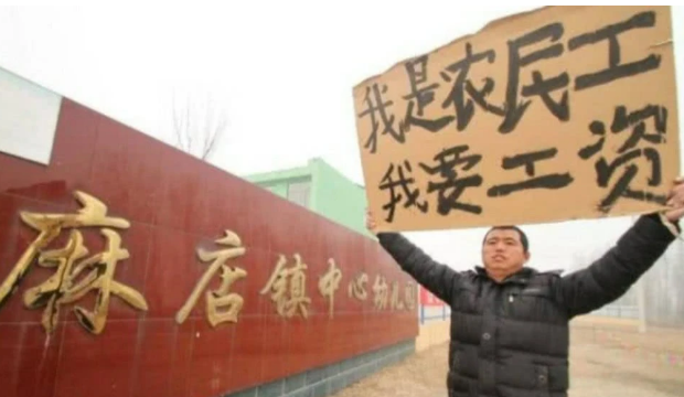 为什么农民工一天赚300块,却买不起房?原因说出后,网友:同感