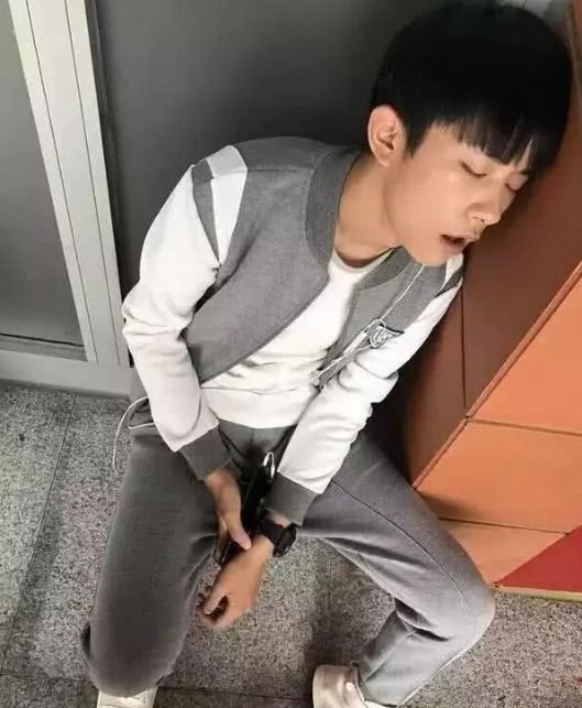 「陈赫」明星的睡姿曝光，王俊凯的真实，心疼娜扎，陈赫霸气，最佩服的是千玺