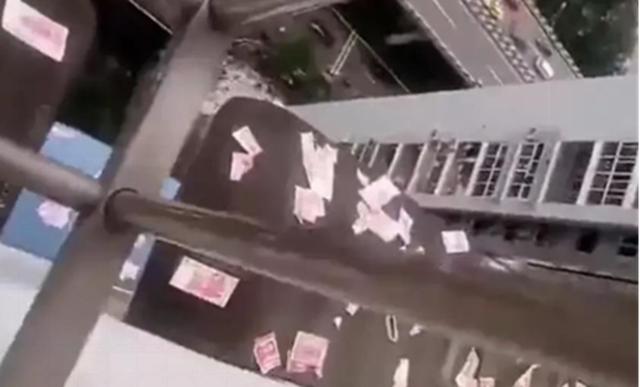 神鸟知讯资讯站|天上掉人民币！男子高空撒20万百元大钞，众人捡钱：不还你，咋地