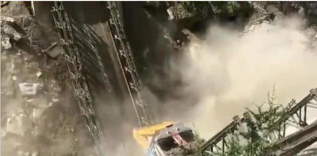 [印度]印军日夜增兵，帐篷布满河谷，压断大桥车毁人亡，紧急向美俄求助