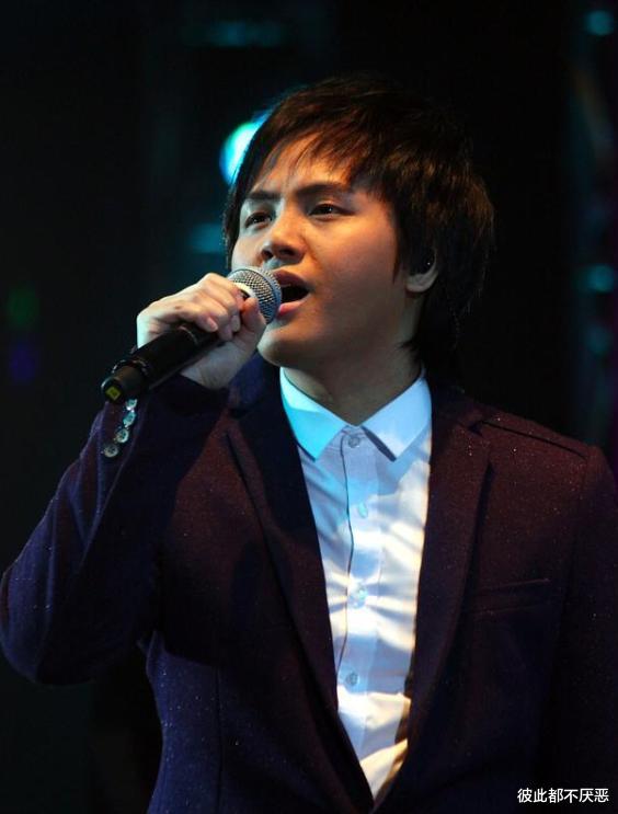 郑源|郑源：14岁开演唱会，春晚都请不动，一首歌赚上亿却被嘲口水歌