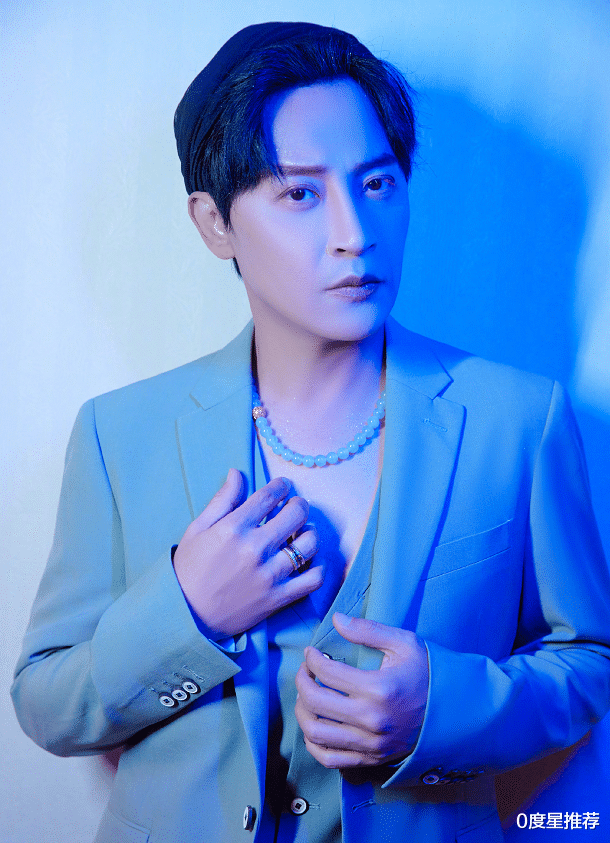 陈志朋|陈志朋减肥后重回颜值巅峰！梳起中分如“整容”，太像张国荣了
