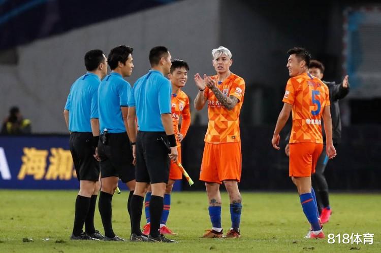 var|怒了! 鲁能球员赛后围堵裁判更衣室, 随后闯入VAR工作间找马宁理论