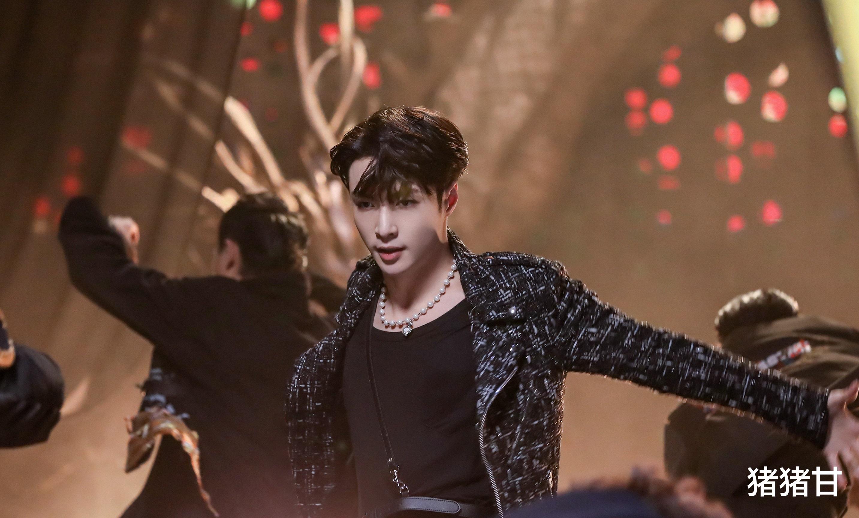 王一博|张艺兴再跳《莲》，王一博跳锁链威亚舞，这就是街舞这4位男人的较量