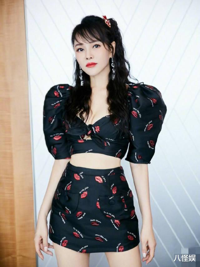 伊能静|姐姐伊能静最新美照，扎双马尾秀马甲线太少女，直呼C位出道！