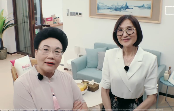 伊能静|伊能静和李晟妈仅相差4岁,同框却像极了母女!伊能静口误叫阿姨