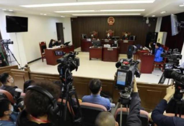 三十秒社汇 熊孩子35楼扔下一瓶矿泉水，70岁老人被摔成十级伤残，事后家长赔偿10万多