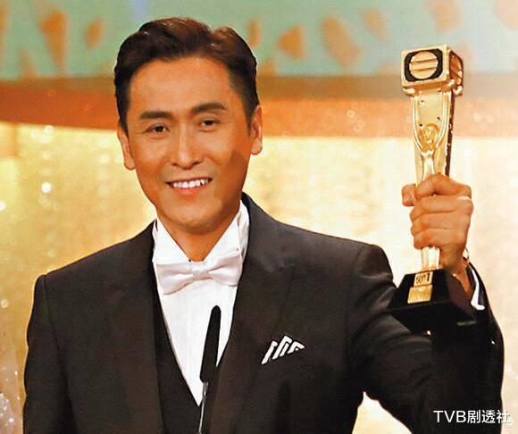 『马德钟』马德钟获儿子弹奏钢琴伴早餐，两父子似足两兄弟，网友：儿子显老