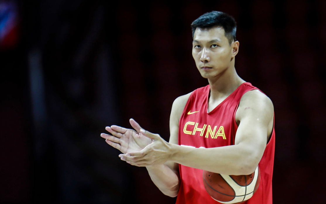 #易建联#中国男篮一哥易建联在更衣室暴打NBA解说员于嘉，这件事的内幕究竟是什么？