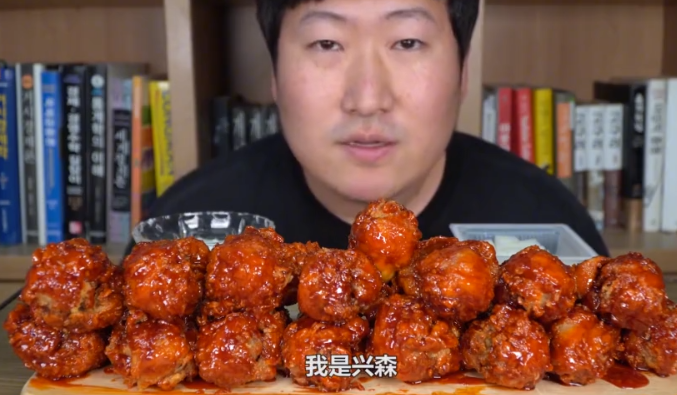 #烧烤#大胃王吃50个“炸鸡腿”,镜头转换45度穿帮,网友:我也能行!