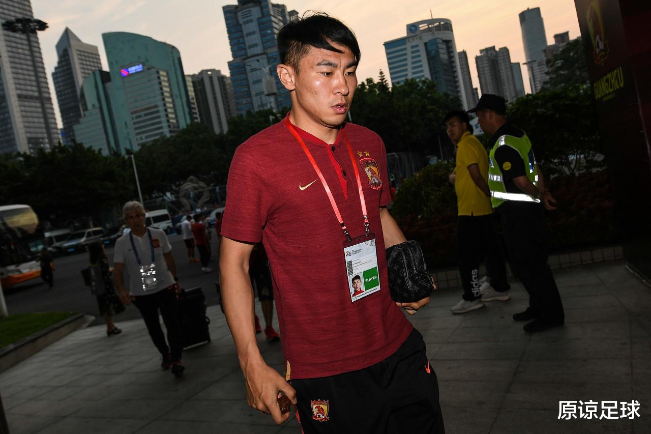 广州恒大▲1.4亿人次关注，恒大派2大巨头接回六冠王，网友：这就是王朝胸怀