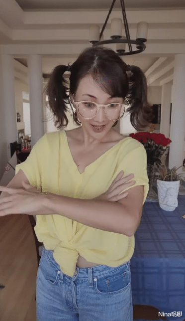 【t恤】47岁牛莉在家真“奔放”，穿T恤故意打结跳舞，扎双马尾似小萝莉