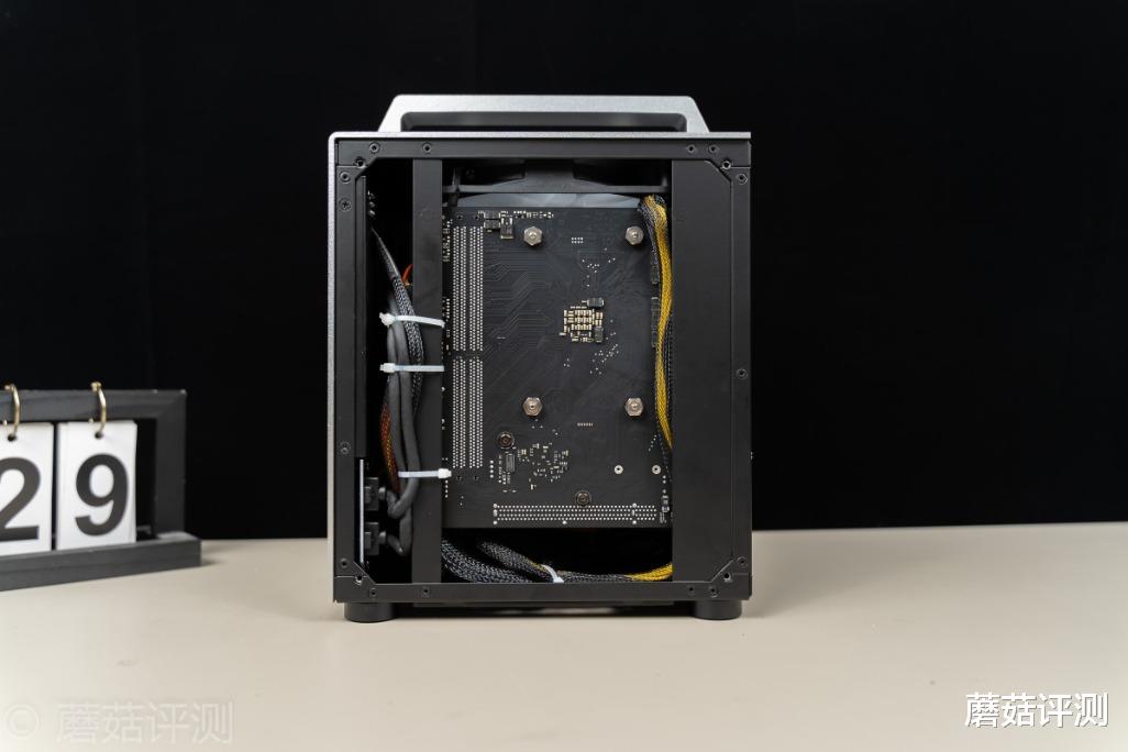 |没有人比蘑菇更懂如何上班摸鱼！打造一款可以上下班提着走的主机。