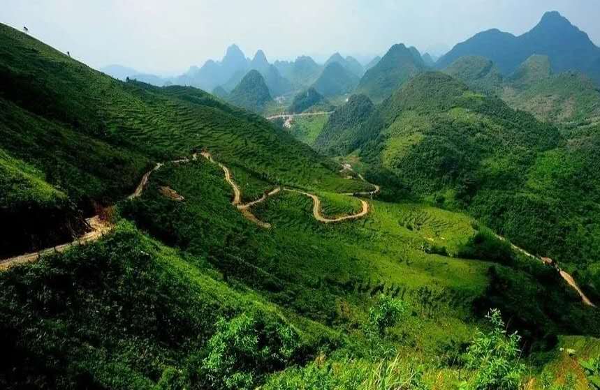 「清远」清远阳山莫六公山徒步之旅，走在山脊之巅，看草原峰林