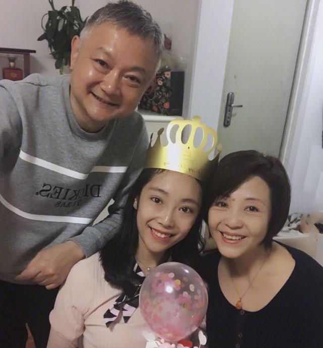 「欧阳奋强」欧阳奋强24岁女儿罕曝近照！巴掌脸大眼高颜值，与妈妈长相如复刻