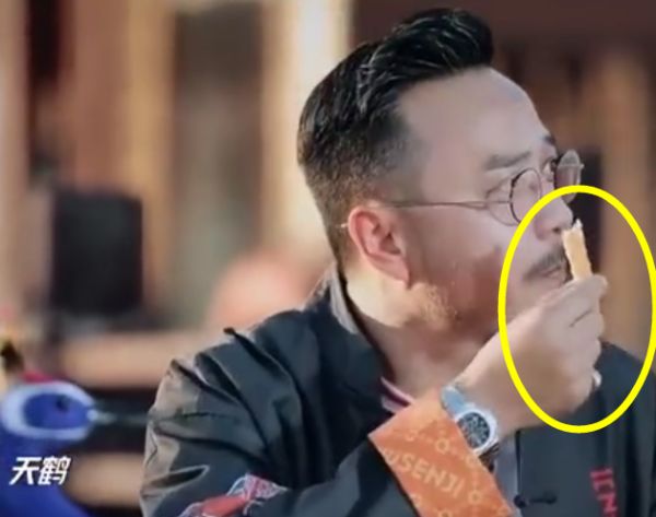 【王一博】汪涵哄王一博吃竹虫，博哥鼓起勇气尝试后，他的表情让人心疼又好笑