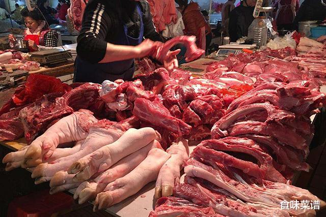 猪蹄|农村集市的冷冻猪蹄很便宜，一斤才卖8块钱，个又大，哪里来的？
