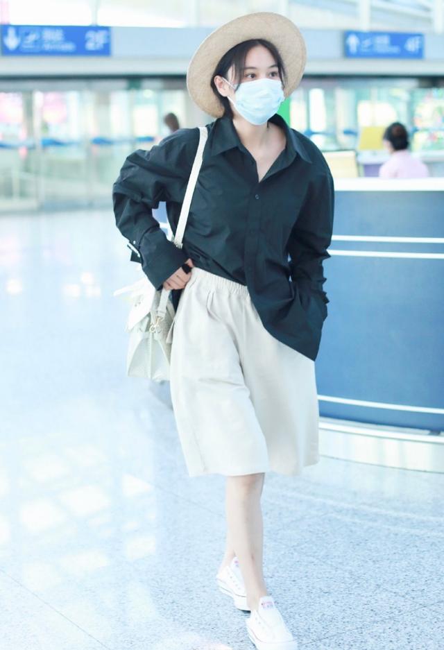 【发型】张馨予剪短发太好看了,穿着蓝衬衫搭配绿领带,个性独特超帅气