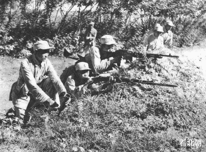『刘伯承』国军迟迟不进伏击圈,刘伯承下令枪毙一批特务,敌师长随后就上钩