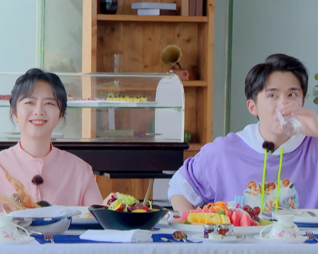 「郑爽」张新成怕见郑爽，当爽姐走来，看他喝水时的举动，就知道有多慌