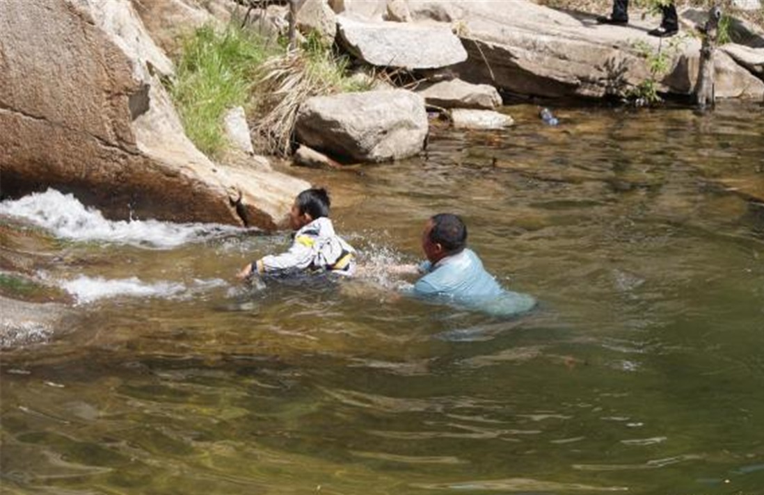 「正能量」“为什么不先救我孩子？”俩孩子落水，宝爸先救自己儿子被责怪