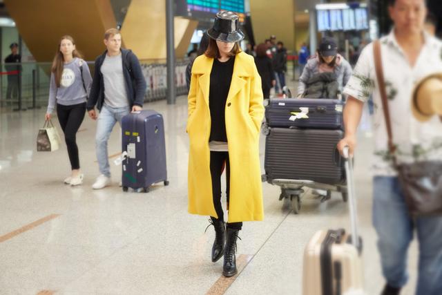 短发|佘诗曼的短发英气十足，虽然穿着女人味十足的纱裙，但还是很帅气