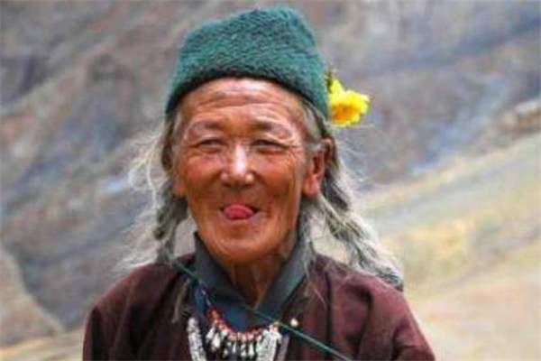 「西藏旅游」在西藏旅游时，如果有当地人对你吐舌头，那你就要注意了