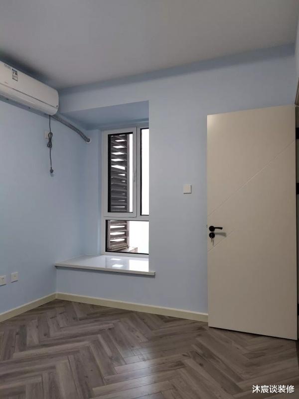 『』她家很简单，灰色瓷砖+大白墙不做吊顶，搭配好软装饰更锦上添花