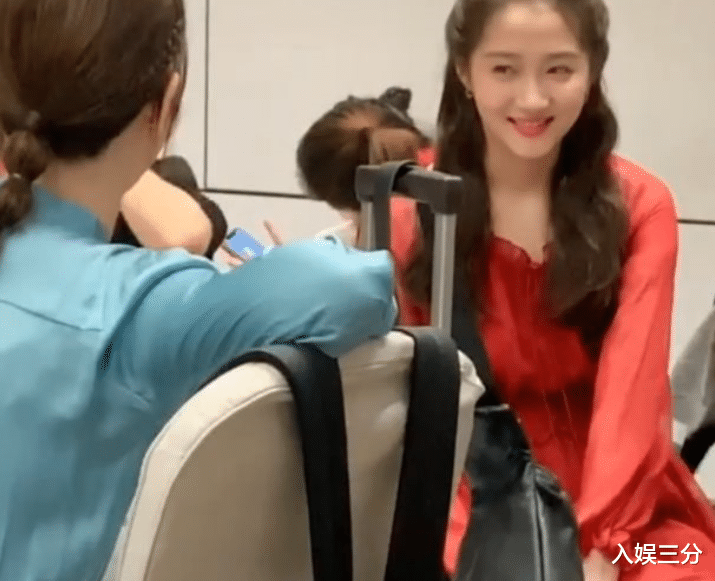 『关晓彤』关晓彤裙子坐着和杨紫聊天，下意识坐姿引起关注，素养是装不出的！
