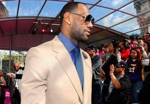 【勒布朗·詹姆斯】詹姆斯又要新动作,浓眉哥反其道而行,谁会成为最后的赢家?